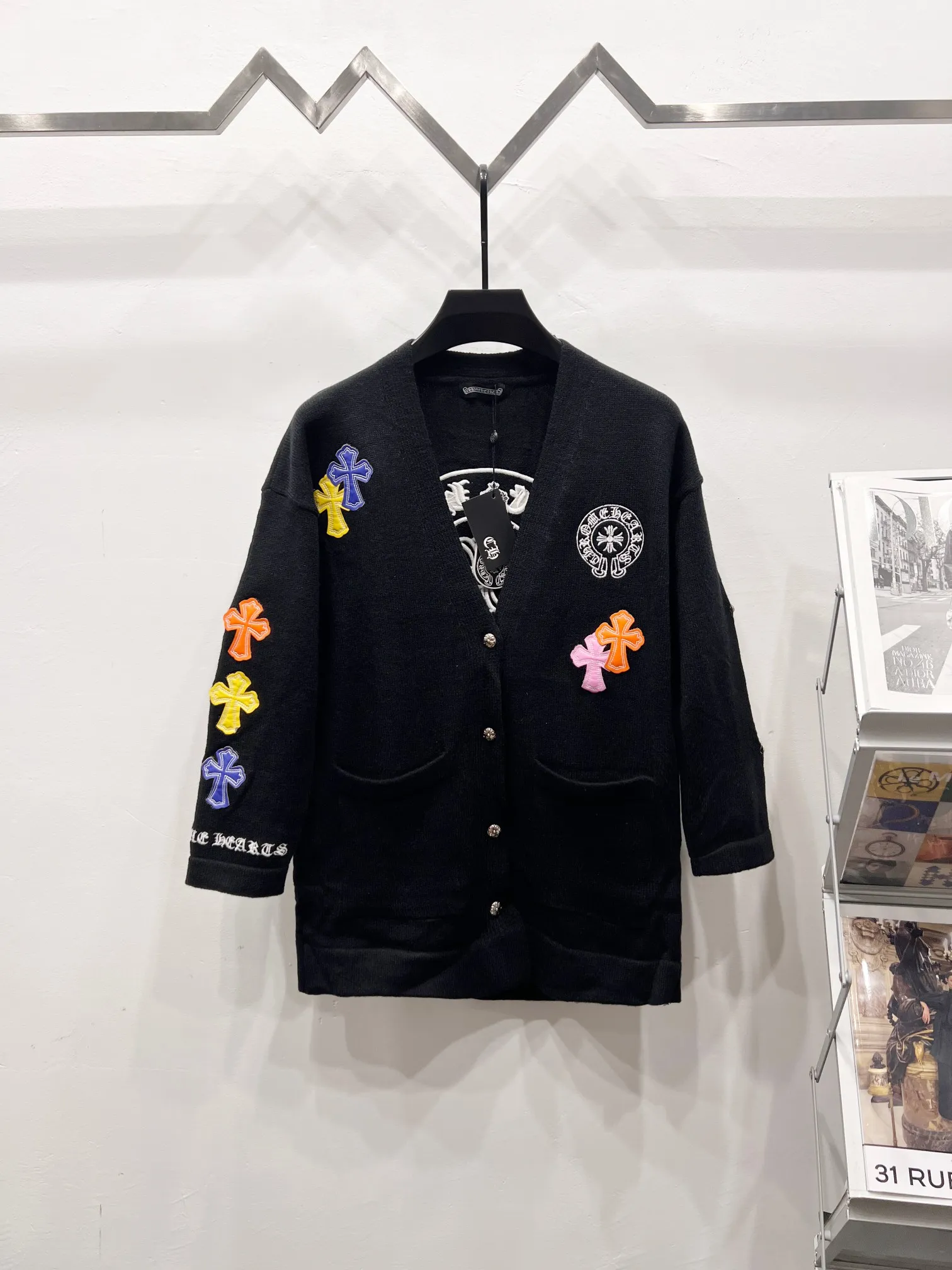 P250 model number: (Q031) -Chrome Hearts/Chrome Hearts colorful cross-veneer cardigan jacket sweater. High weight, high density and high quality. The wool is soft, delicate and skin-friendly. Soft and silky to the touch. Excellent warmth and skin-friendly properties. Custom-woven and dyed. No color difference. No matter the fabric or workmanship details, it is better than the ordinary version on the market. -The hardware zipper accessories are all customized and full of details. Crow autumn and winter super heavy embroidery ➕ positioning leather label long-sleeved knitted cardigan lazy outer wear mid-length sweater -Colour: black white Size: S M L